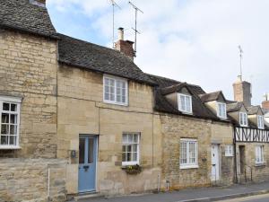 een oud stenen huis aan de straatkant bij Cenwulf Cottage in Winchcombe