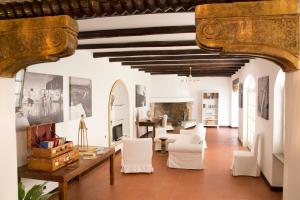 ジャルディーニ・ナクソスにあるB&B Villa Accademiaのリビングルーム(白い椅子、暖炉付)