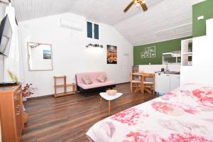 Kuchyňa alebo kuchynka v ubytovaní Studio Apartments SKORIC Opatija Volosko