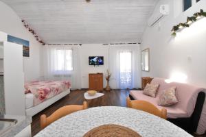Televízia a/alebo spoločenská miestnosť v ubytovaní Studio Apartments SKORIC Opatija Volosko
