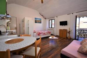 Televízia a/alebo spoločenská miestnosť v ubytovaní Studio Apartments SKORIC Opatija Volosko
