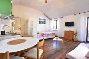 Televízia a/alebo spoločenská miestnosť v ubytovaní Studio Apartments SKORIC Opatija Volosko