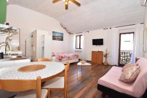 Televízia a/alebo spoločenská miestnosť v ubytovaní Studio Apartments SKORIC Opatija Volosko