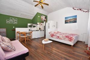 Kuchyňa alebo kuchynka v ubytovaní Studio Apartments SKORIC Opatija Volosko