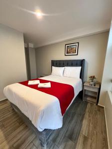 Rúm í herbergi á HAYLLI QOSQO Hotel Inn