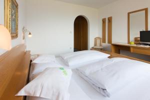 a bedroom with two white pillows on a bed at LINGHOF in Tirolo