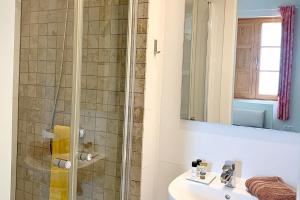 a bathroom with a sink and a shower at Albergue Gran Canaria in Las Palmas de Gran Canaria +54 photos