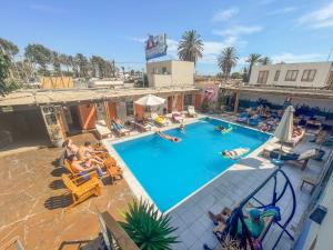 an overhead view of a swimming pool at a hotel at Viajero Paracas Hostel in Paracas