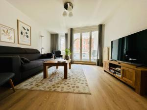 Televisyen dan/atau pusat hiburan di Modernes Zwei-Zimmer-Apartment Chemnitz - Kaßberg