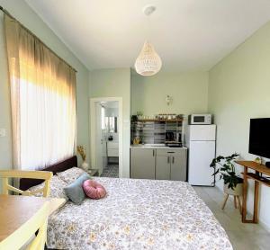 Beʼer OraSERENITY的一间有床和厨房的小房间