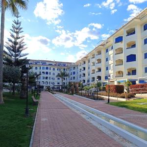 eine leere Straße vor einem großen Gebäude in der Unterkunft Apartamento La Noria pie de playa Manilva in San Luis de Sabinillas