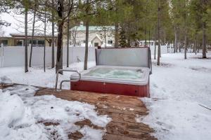 Το 3 bed 2 bath Cabin Pet Friendly Hot Tub Sunriver Home τον χειμώνα