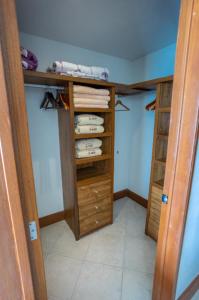 Zimmer mit einem Schrank mit Holzregalen und Handtüchern in der Unterkunft Bay View Grand residencial Ixtapa in Ixtapa