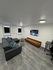 a living room with a couch and a flat screen tv at Luxus-Apartment im Herzen von Ludwigsburg in Ludwigsburg