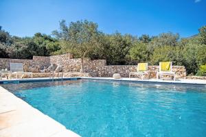 Bazén v ubytování Aphrodite's maisonette on Corfu island nebo v jeho okolí