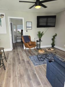 TV a/nebo společenská místnost v ubytování Winter Getaway! Walkable to Beach Access, Restaurants & Nightlife! Beach Equipment Included & Pet Friendly!