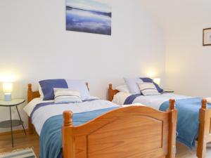 - une chambre avec 2 lits et une table dans l'établissement Annie's Cottage, à Duddon