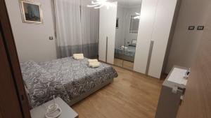 阿斯蒂Appartamento CA' GIARDINO的带床和大镜子的卧室