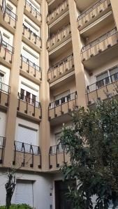 阿斯蒂Appartamento CA' GIARDINO的公寓大楼的一侧设有阳台。