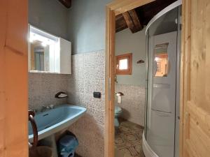 a bathroom with a sink and a toilet at LA CASA DEI SOGNI appartamento Glicine in Pisano