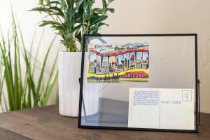 a sign sitting on top of a table with a vase at Flagstaff Route 66 Retreat in Flagstaff +66 photos