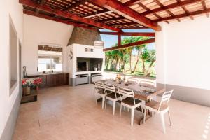 Kuchyň nebo kuchyňský kout v ubytování Luxe villa for 8 - Private Pool -AC -BBQ Area - Patio - 160Mbps - Olives - Palm - vineyard