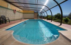 Der Swimmingpool an oder in der Nähe von Apartamentos El Jardín del Poeta