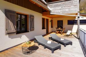 a patio with benches and a table on a deck at Heimatglück Ferienwohnung 1 in Lautenbach
