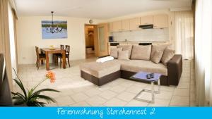 Ferienwohnung Storchennest في فالدزهوت-تينغن: غرفة معيشة مع أريكة وطاولة