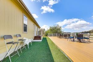 Un balcon sau o terasă la Near Ramona Wineries Mtn-View Haven with Large Yard