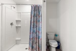 Bilik mandi di Cheerful 4 Bedrooms New Construction Home +17 gambar