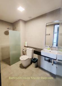 ジョージタウンにある槟城中路三房 爱居屋のトイレと洗面台付きのバスルーム