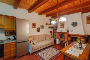 a kitchen and living room with a couch and a table at Il ricordo del chianti in Castellina in Chianti