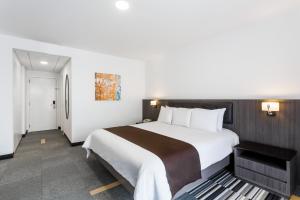 Postel nebo postele na pokoji v ubytování Wyndham Costa del Sol Lima Airport