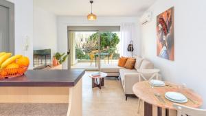 a living room with a couch and a table at Casa Kamara in Kounoupidhianá