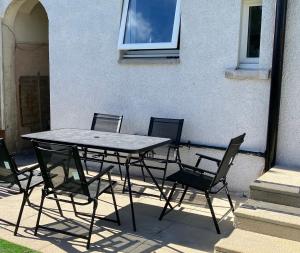 Patio nebo venkovní prostory v ubytování Stunning 3 bedroom 2 bathroom west end house with free parking and Wi-Fi