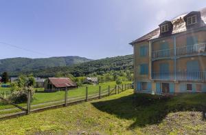 "L'Ostal Daouan" Grand appartement 8 personnes proche La Mongie et Payolle في كامبان: منزل كبير مع سور بجوار ميدان +5 صور