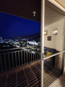 ベヨにあるApartamento a pasos del Metro y centro comercial - Vista - Parking - Gymの- 市街の景色を望むバルコニー(夜間)