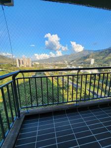 ベヨにあるApartamento a pasos del Metro y centro comercial - Vista - Parking - Gymの市街の景色を望むバルコニー