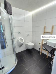 A bathroom at Ferienwohnung Tostner Burgblick Még 15 kép