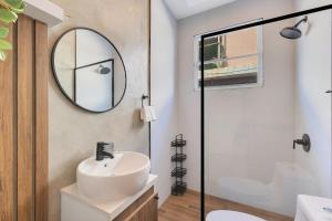 圣胡安New! Modern 3BR Near Beach & Nightlife的浴室里有洗手池和镜子 更多24张照片