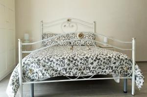 A bed or beds in a room at Profumo d'aMARE