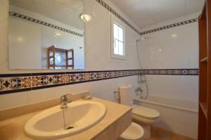 イスラ・デル・モラルにあるSan Bruno Duplex SOLMARESの洗面台、トイレ、鏡のあるバスルーム +31枚の写真