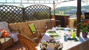 una mesa con platos de comida en el patio en Casa Encosta do Sol, en Lagos