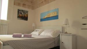 モノーポリにあるCasa del Borgoのベッドルーム1室(ベッド1台、ボックス2つ付)