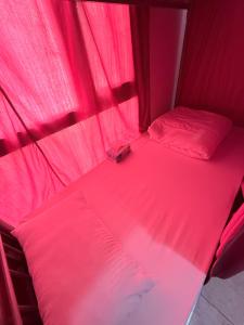 Posteľ alebo postele v izbe v ubytovaní Muscat Dormitory Male&Female
