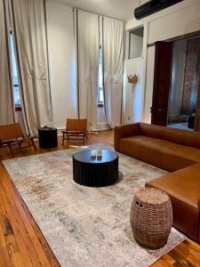 Luxe 220, Unit 6 - Adjoining Pool Table Penthouse Suites的休息区