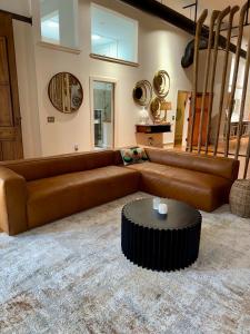 Luxe 220, Unit 6 - Adjoining Pool Table Penthouse Suites的休息区