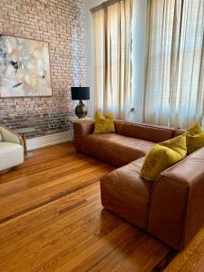 Luxe 220, Unit 6 - Adjoining Pool Table Penthouse Suites的休息区