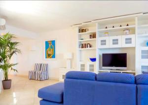 TV a/nebo společenská místnost v ubytování PANORAMIC RESIDENCE TAORMINA SeaView Apartment Pool + 35 fotografií
